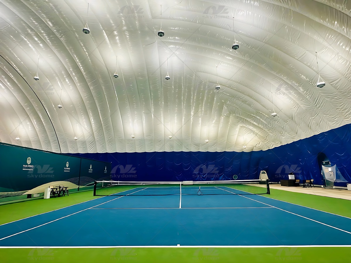 Struktura za tenis, ki podpira zrak v vseh vremenskih razmerah 