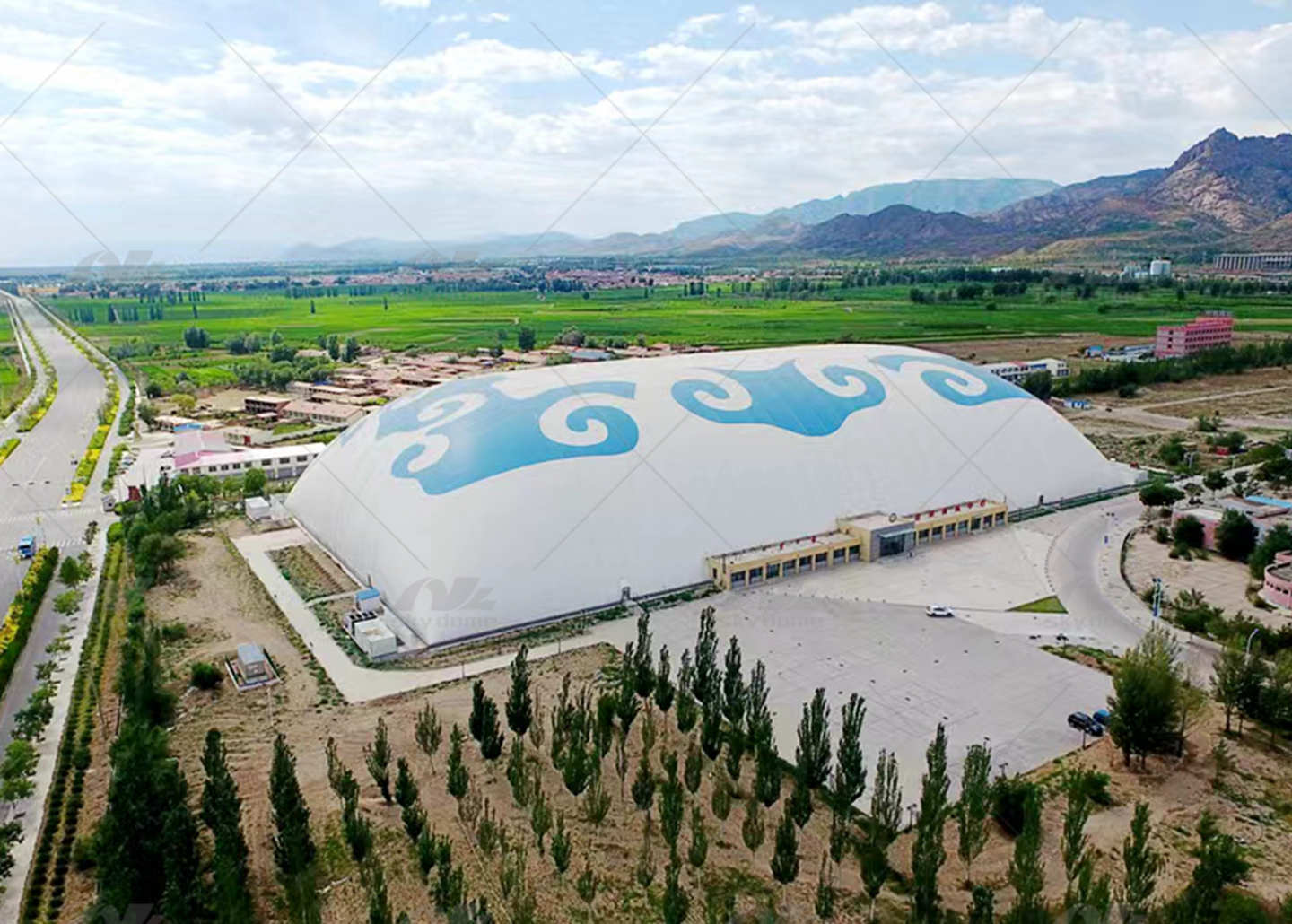 Quali sono le fasi della costruzione di cupole d'aria gonfiabili?