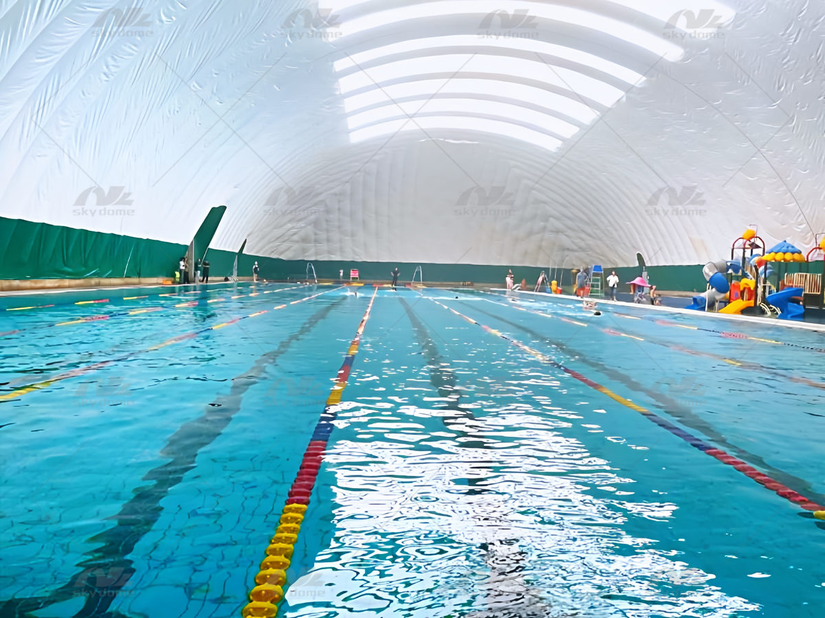  Estrutura infl&aacute;vel suportada por ar para piscinas recreativas